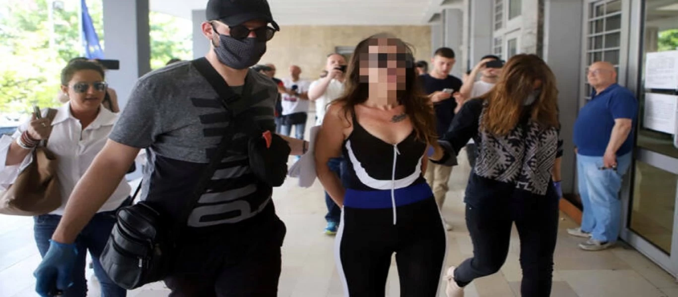 Στο ψυχιατρείο για εξέταση η παρουσιάστρια που έριξε νερό στον Χαρδαλιά